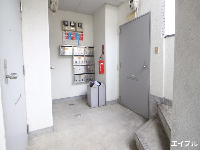 物件外観写真6　(エントランス部分)