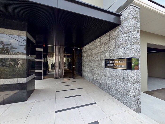 物件外観写真2　(エントランス部分)