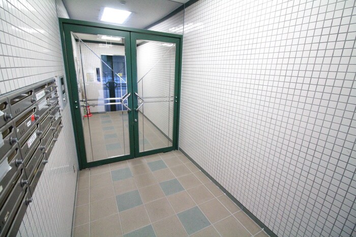 物件外観写真2　(エントランス部分)