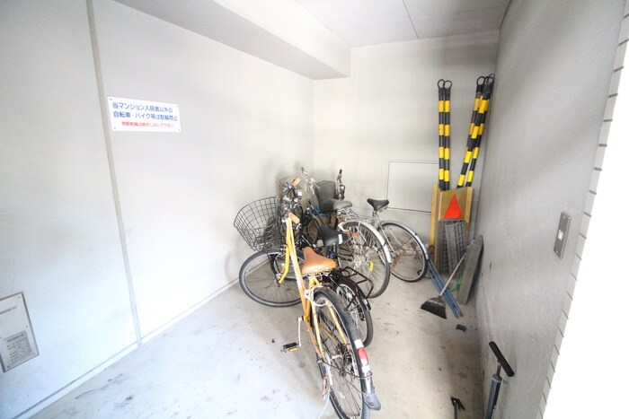 物件外観写真4　(駐輪場)