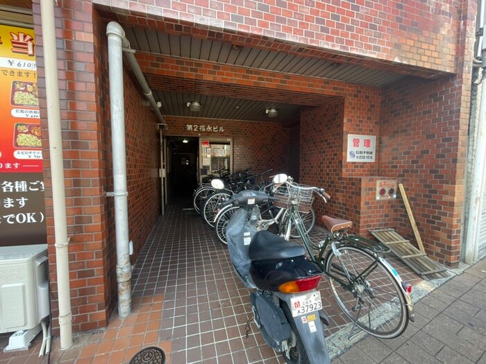 物件外観写真2　(エントランス部分)