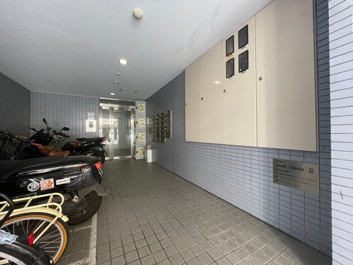 物件外観写真5　(エントランス部分)