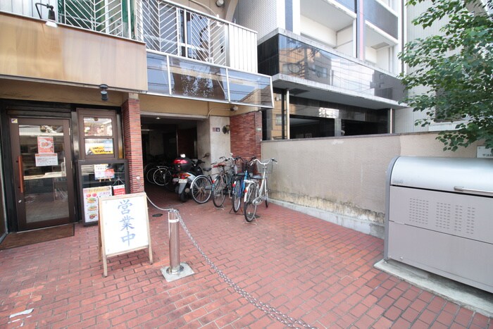 物件外観写真4　(エントランス部分)