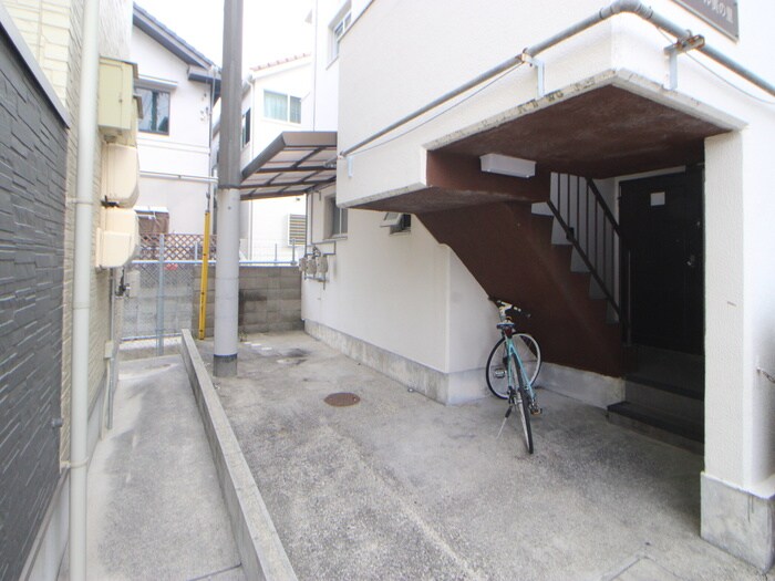 物件外観写真3　(バイク置き場)