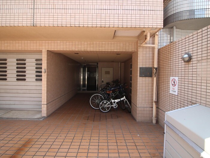 物件外観写真2　(エントランス部分)