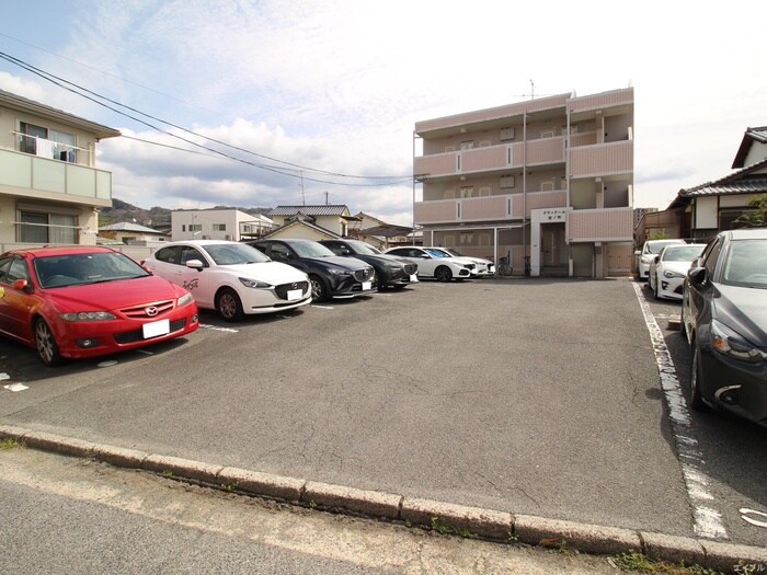 物件外観写真3　(駐車場)