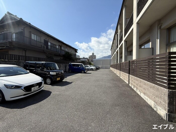 物件外観写真3　(駐車場)