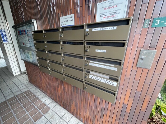 物件外観写真2　(エントランス部分)