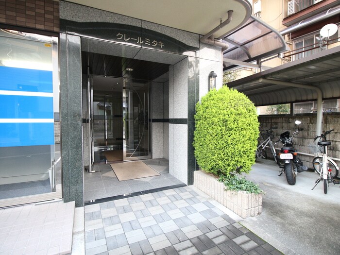 物件外観写真2　(エントランス部分)