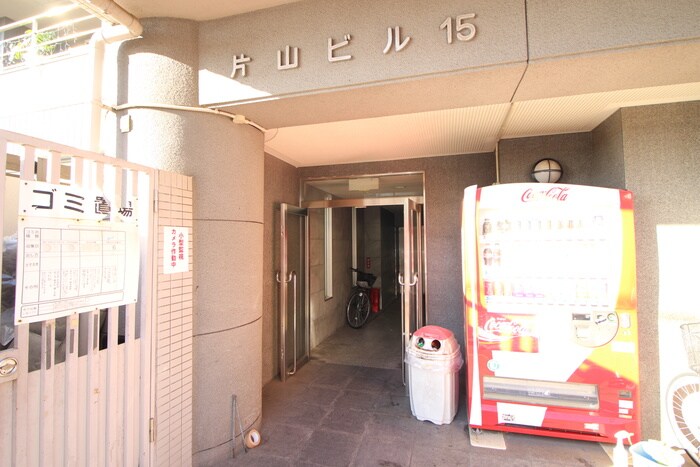 物件外観写真2　(エントランス部分)