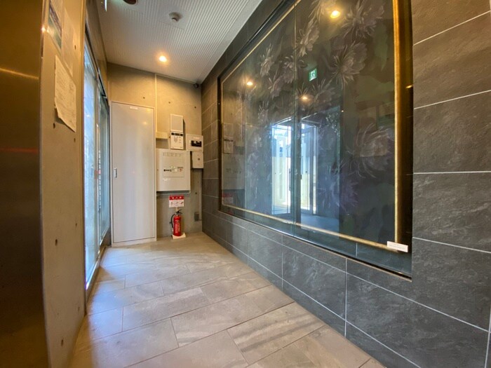 物件外観写真2　(エントランス部分)