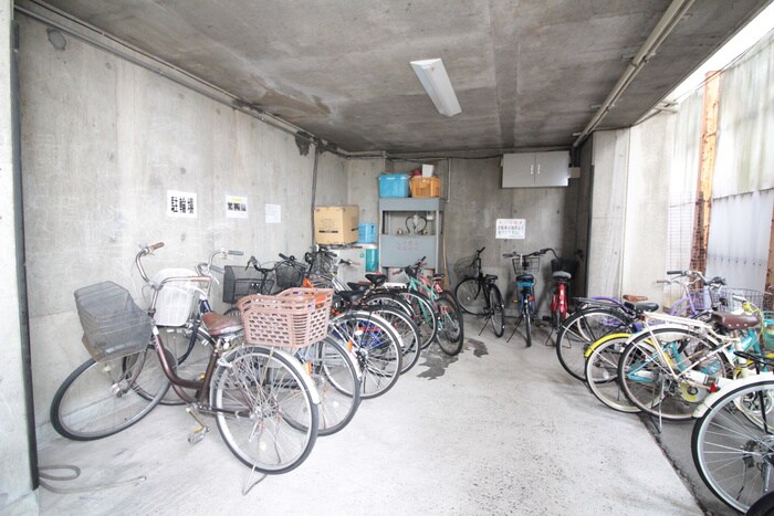 物件外観写真4　(駐輪場)