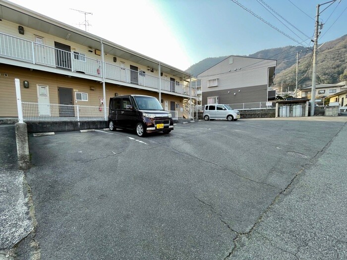 物件外観写真4　(駐車場)