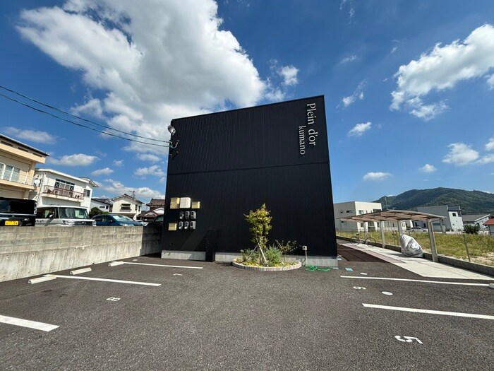 物件外観写真2　(駐車場)