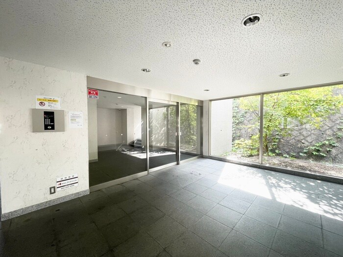 物件外観写真4　(エントランス部分)