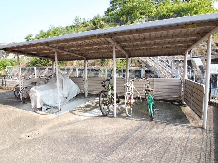物件外観写真3　(駐輪場)