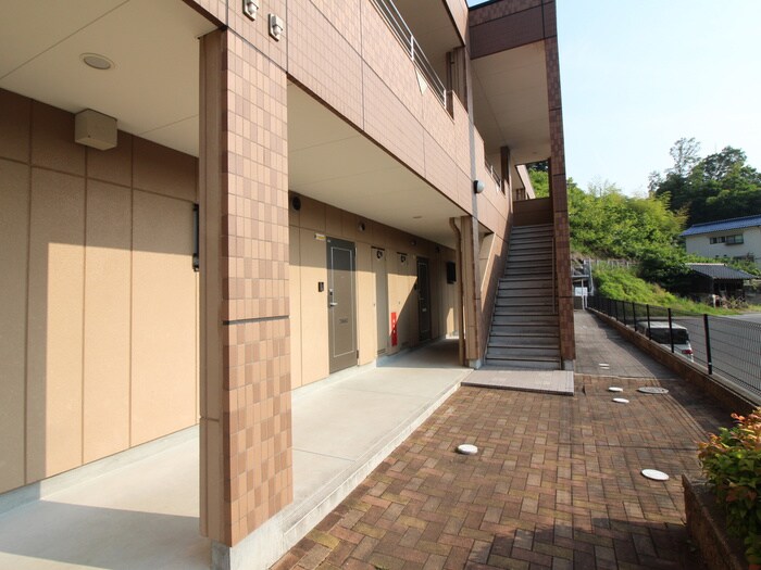 物件外観写真4　(エントランス部分)