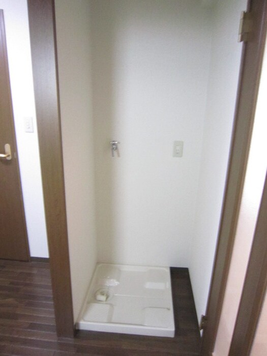 物件内観写真11　(洗濯機置場)