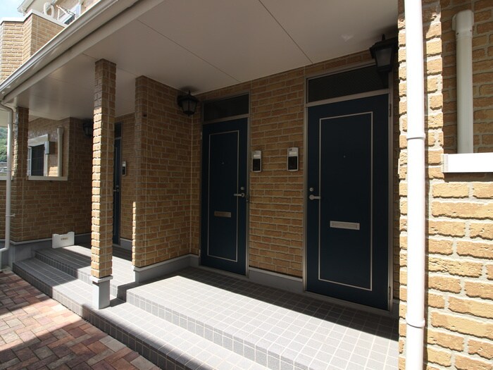 物件外観写真3　(エントランス部分)