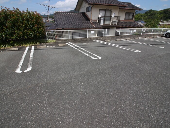 物件外観写真6　(駐車場)