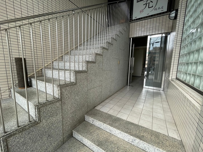 物件外観写真2　(エントランス部分)