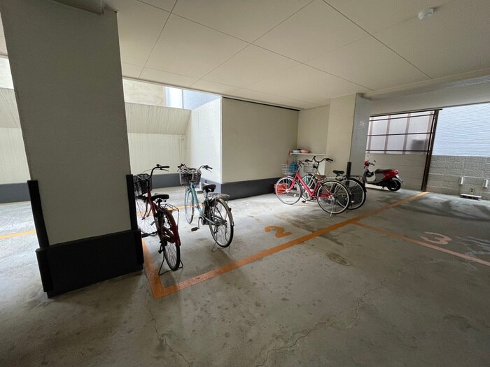 物件外観写真4　(駐輪場)