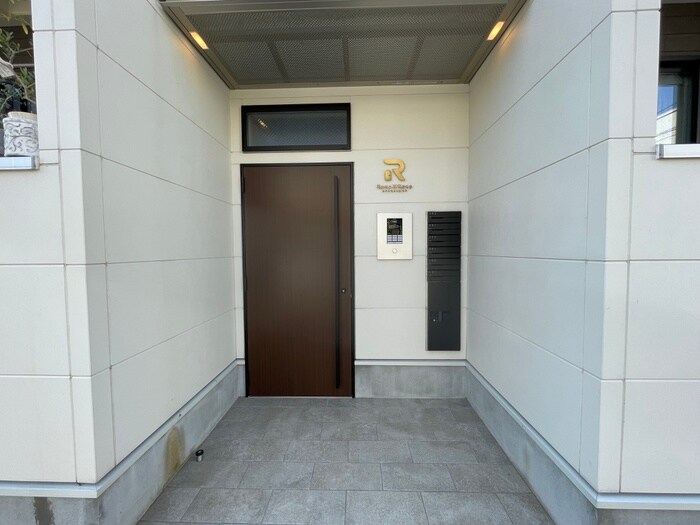 物件外観写真2　(エントランス部分)