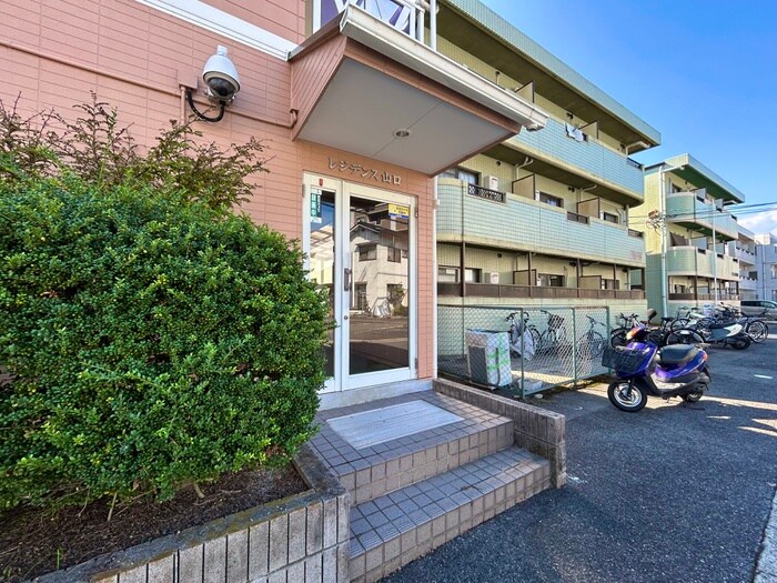 物件外観写真2　(エントランス部分)