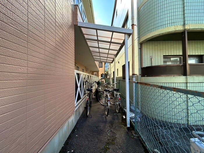 物件外観写真3　(駐輪場)