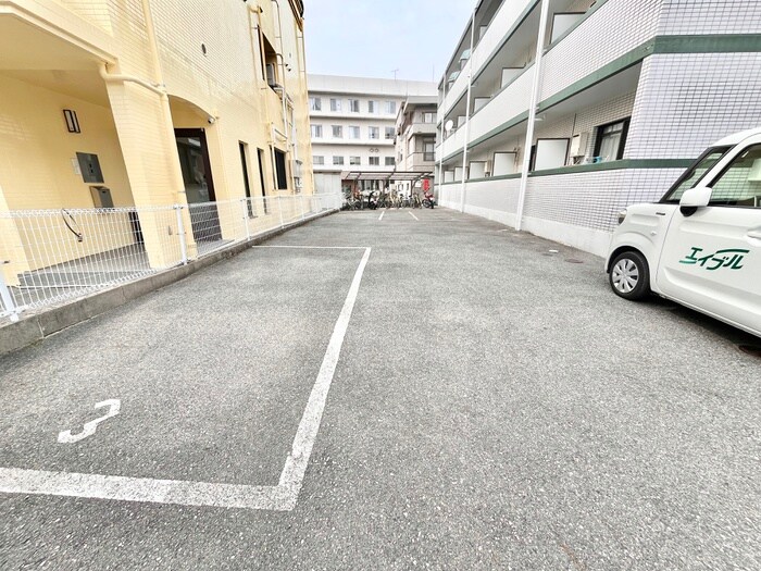 物件外観写真3　(駐車場)