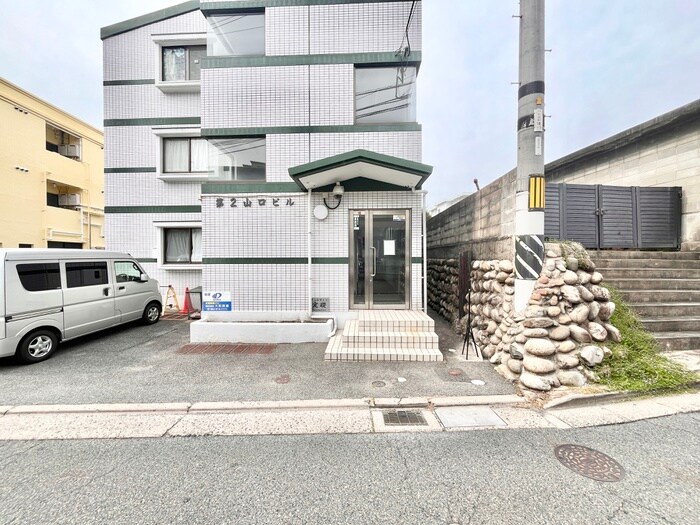 物件外観写真6　(エントランス部分)