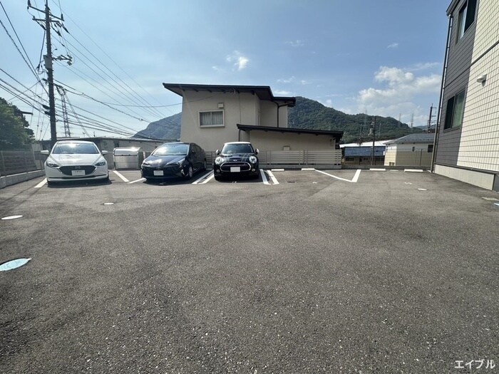 物件外観写真3　(駐車場)