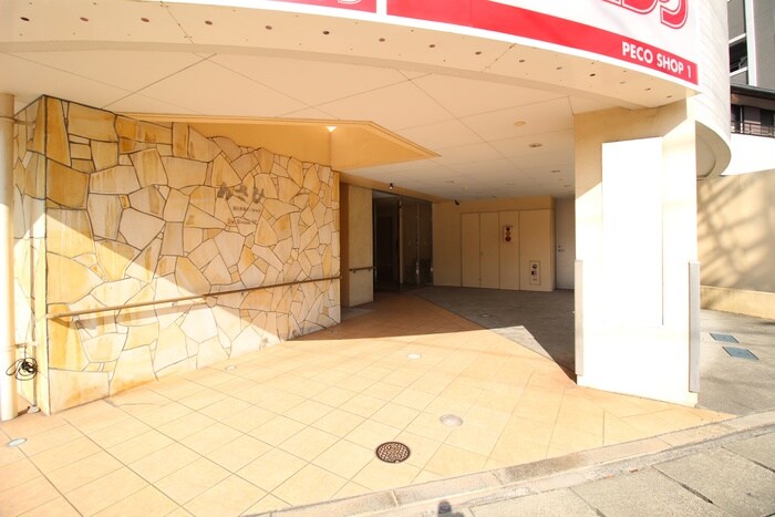 物件外観写真2　(エントランス部分)