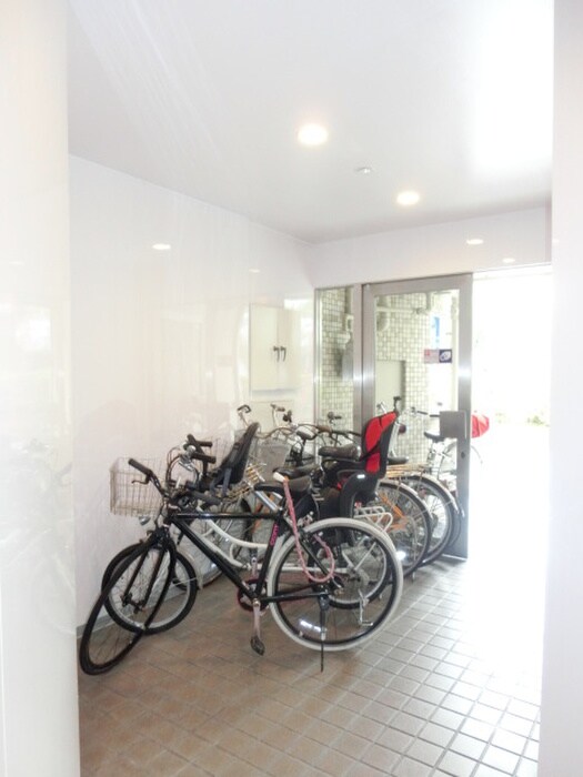 物件外観写真4　(駐輪場)