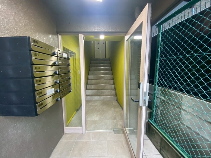 物件外観写真4　(エントランス部分)