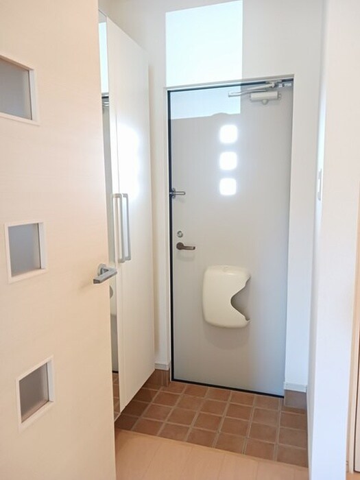 物件内観写真11　(玄関)