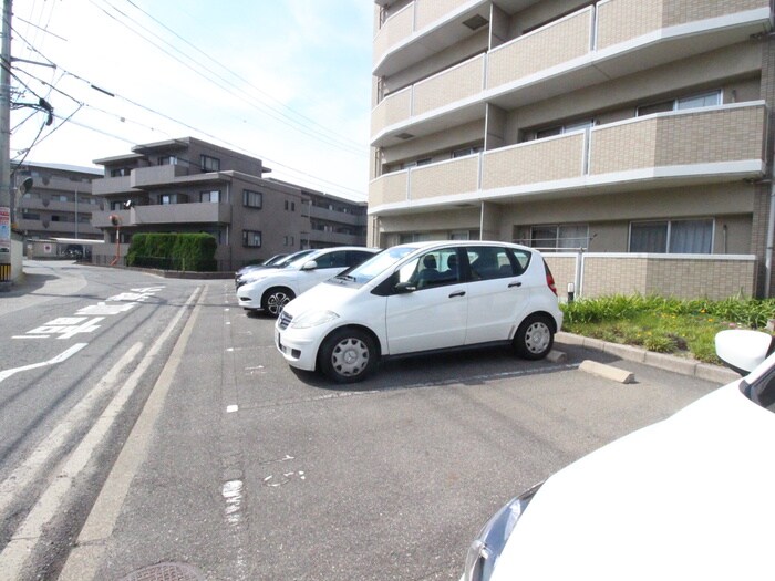 物件外観写真5　(駐車場)