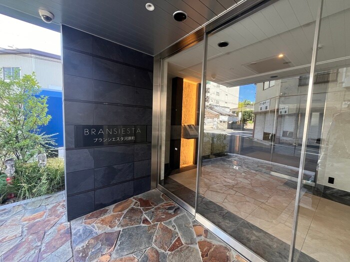 物件外観写真6　(エントランス部分)