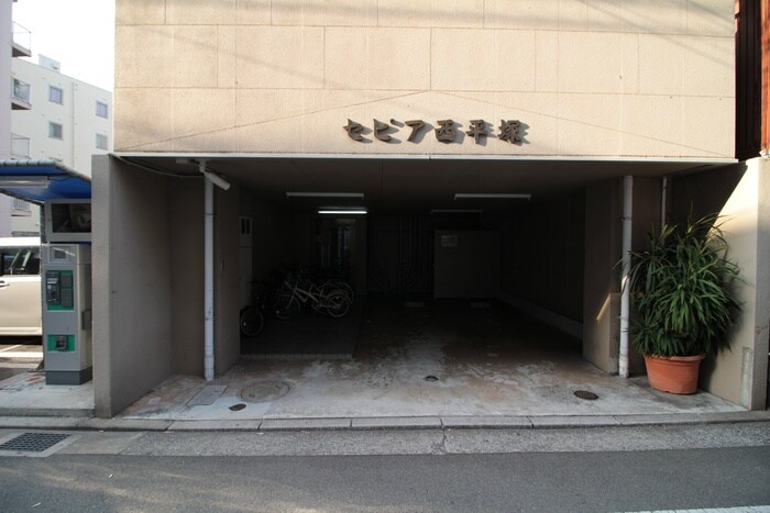 物件外観写真2　(エントランス部分)