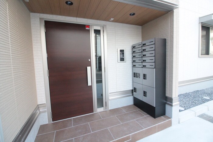 物件外観写真6　(エントランス部分)