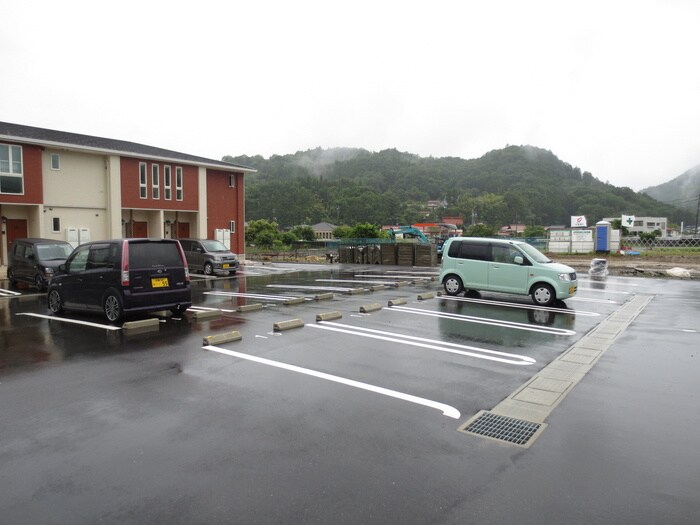 物件外観写真2　(駐車場)