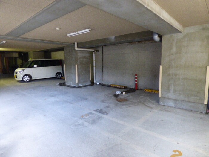 物件外観写真4　(駐車場)