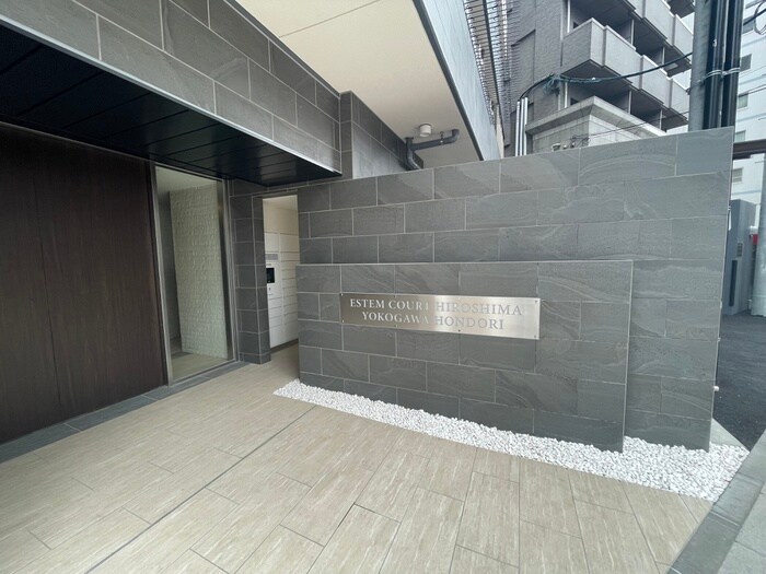 物件外観写真2　(エントランス部分)