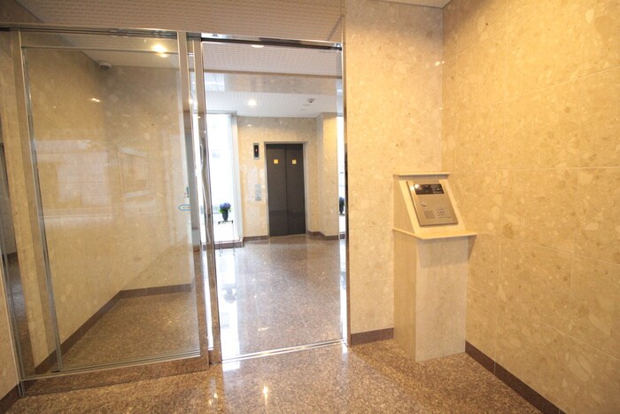 物件外観写真3　(エントランス部分)