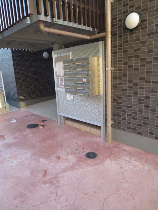 物件外観写真3　(エントランス部分)