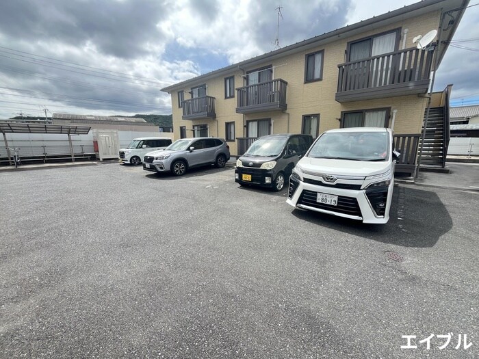 物件外観写真2　(駐車場)