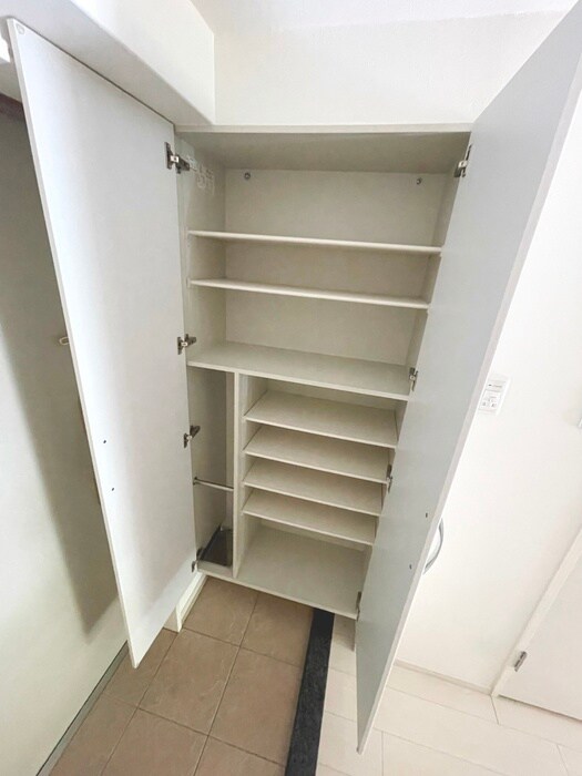 物件内観写真13　(玄関)