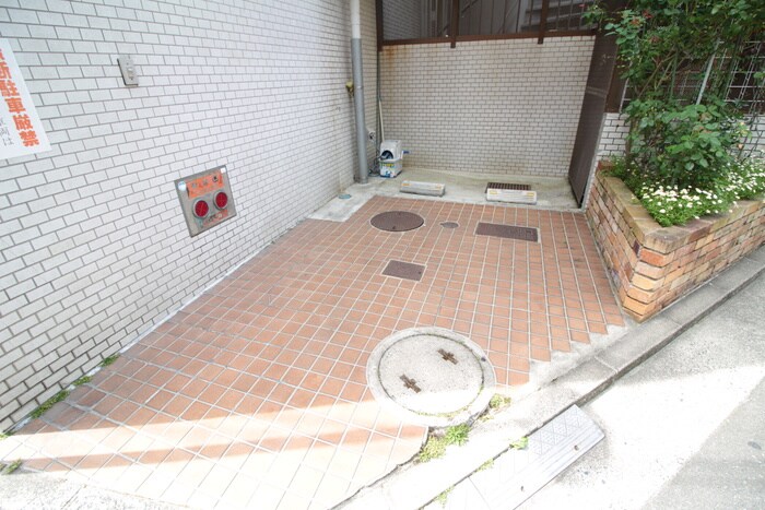 物件外観写真3　(駐車場)