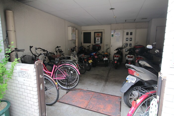 物件外観写真4　(駐輪場)