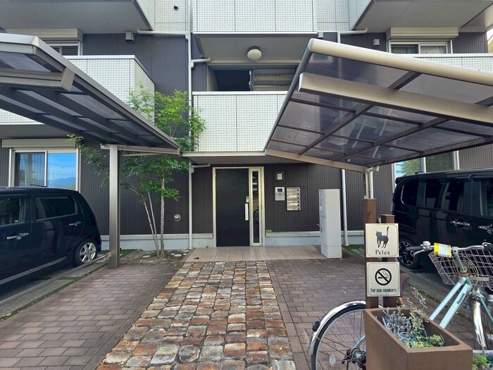 物件外観写真2　(エントランス部分)